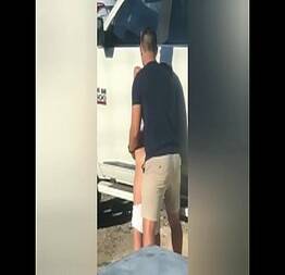 Caiu na net gostosa sendo flagrada dando pro namorado atrás do carro | vazou |Sem categoriavazou